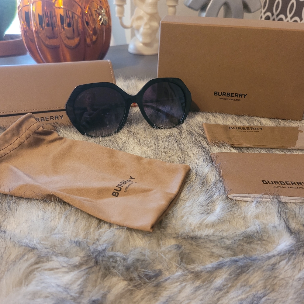 Burberry Women's Low Bridge Fit Sunglasses, BE4375F Vanessa, Brand New